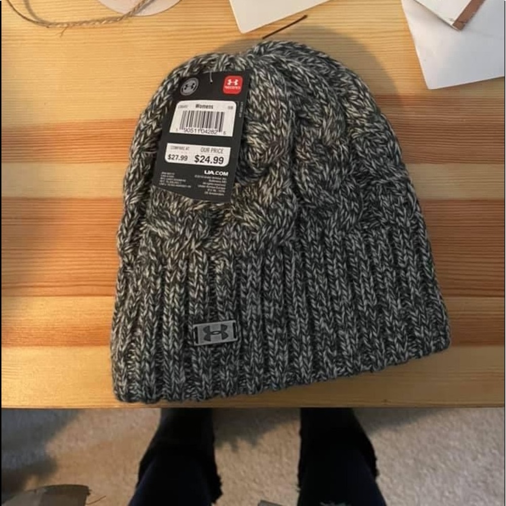 Under armor hat with tag